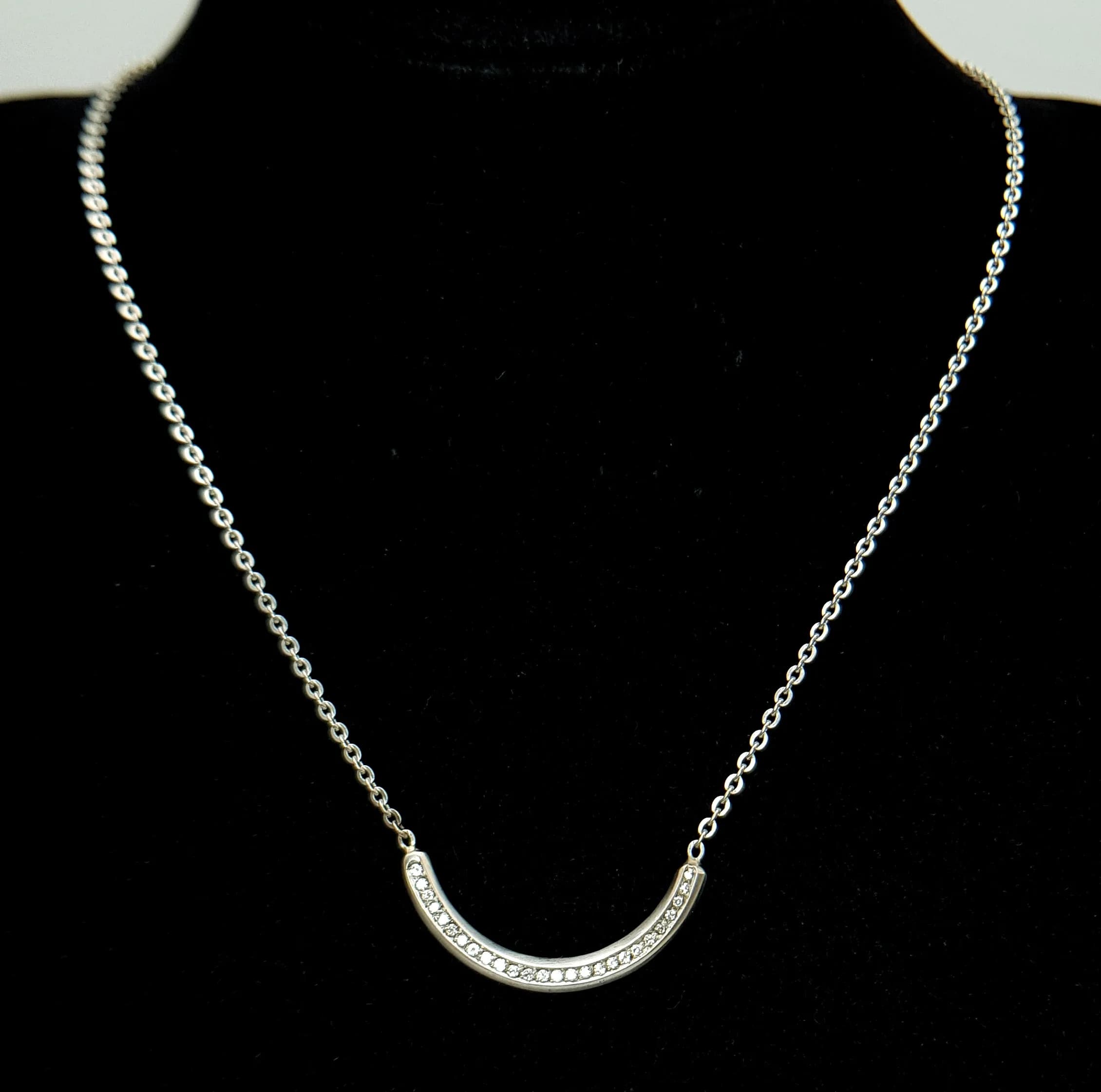 An 18K White Gold Necklace with Lavaliere Diamond Arc Pendant. Channel set round brilliant cut diamonds. 42cm. 6.8g. Ref: 1.5.