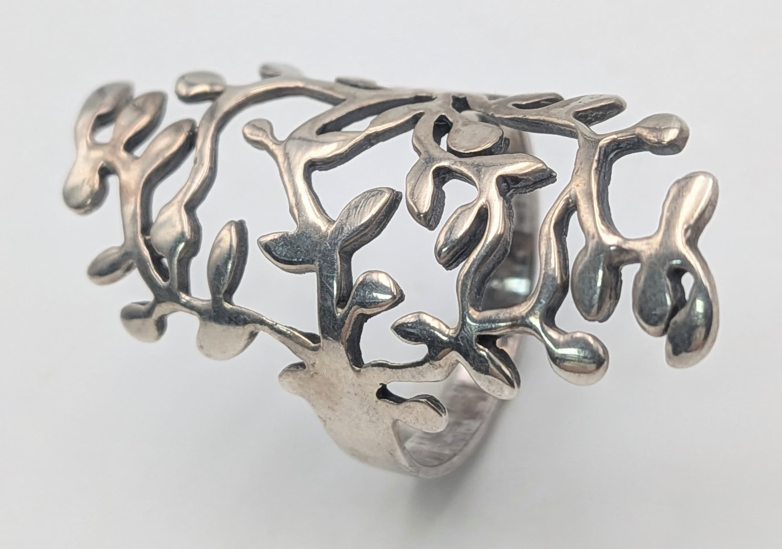 A 925 silver ring with floral motif design. Total weight 5G. Size R. 4 X 2.5 cm.
