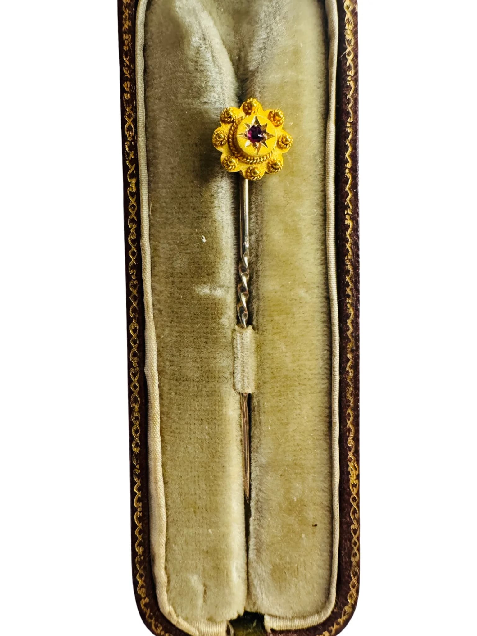 A pretty antique 18ct gold stick/stock pin with a ruby in the centre. This is in lovely condition and comes with a nice tooled leather and velvet and victoria silk lined box. The stick pin weighs 1.01 g and is approx 5.5 cm long.