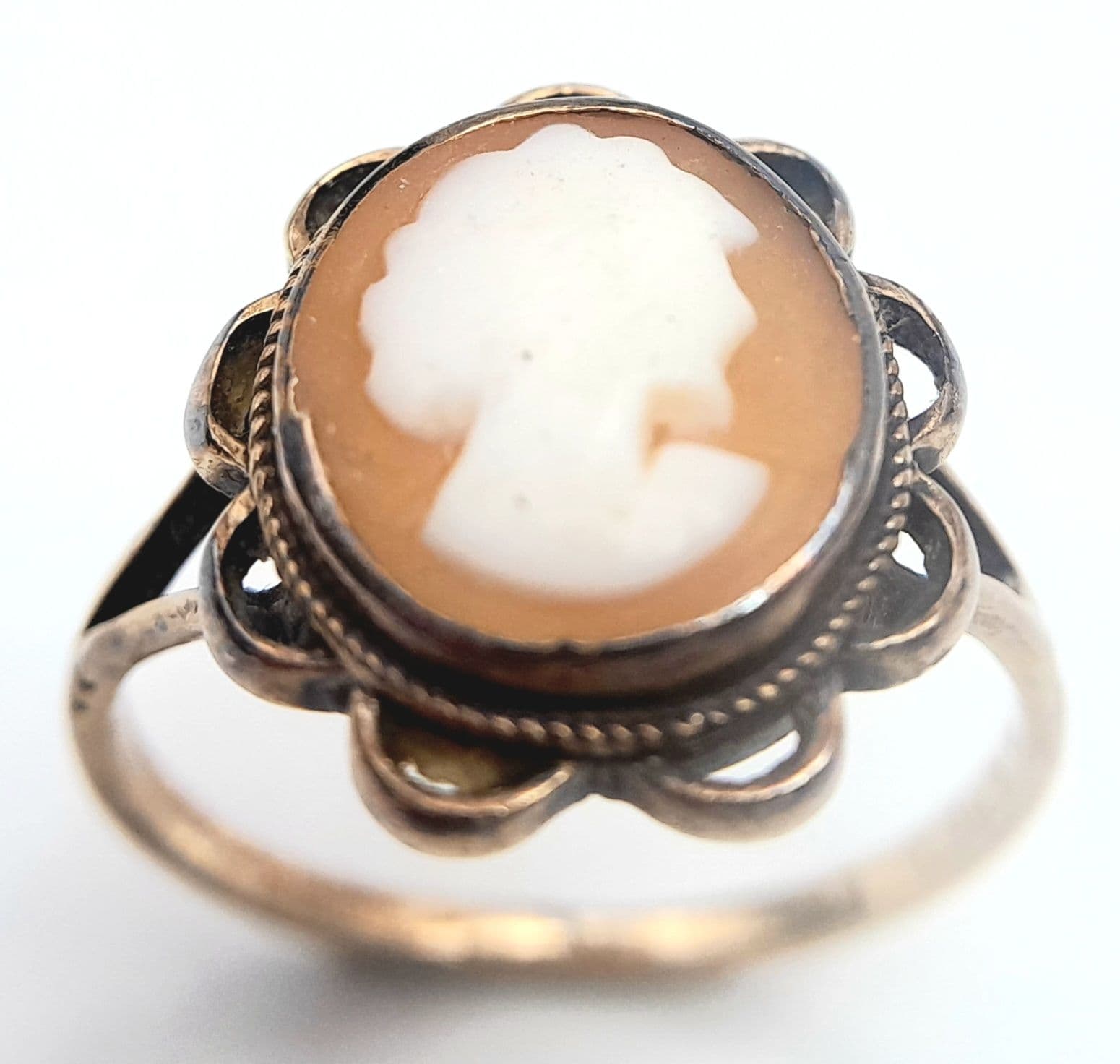 Vintage Traditional 9 CARAT GOLD CAMEO RING. 2.50 Grams. Size N 1/2. Nice Classic Ring, Please see pictures.