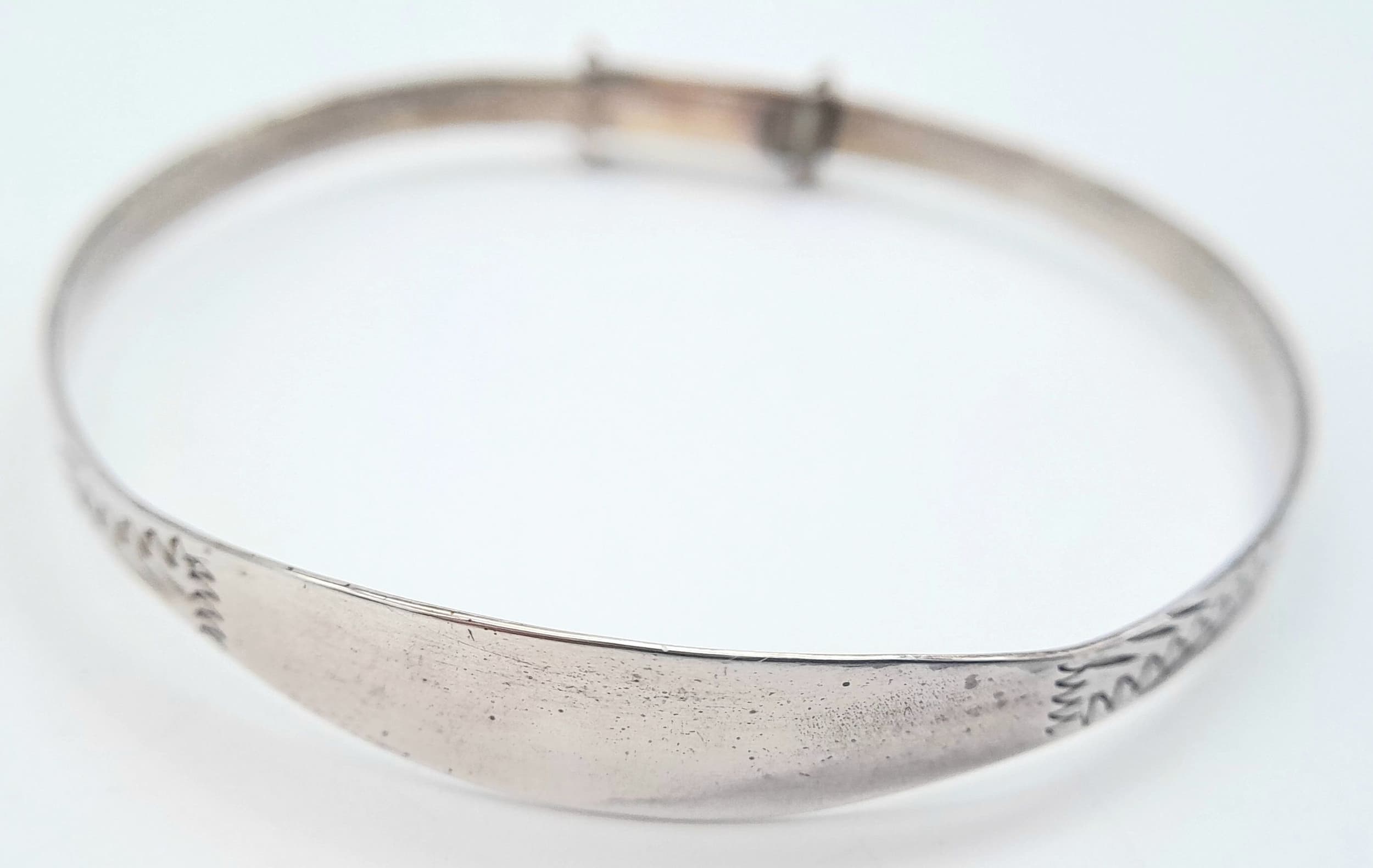 A New SILVER CHILDS BRACELET by Trevor Hobbs. Complete with Case . Ideal Christening Gift. Please see pictures.