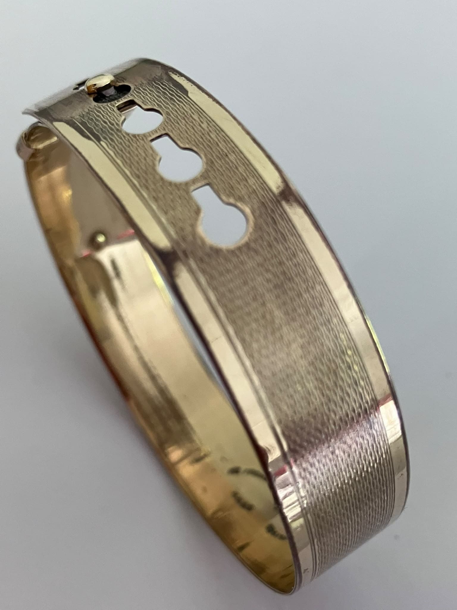 Vintage 9 CARAT GOLD back and front BANGLE. Belt Style. 11.29 Grams. Please see pictures.