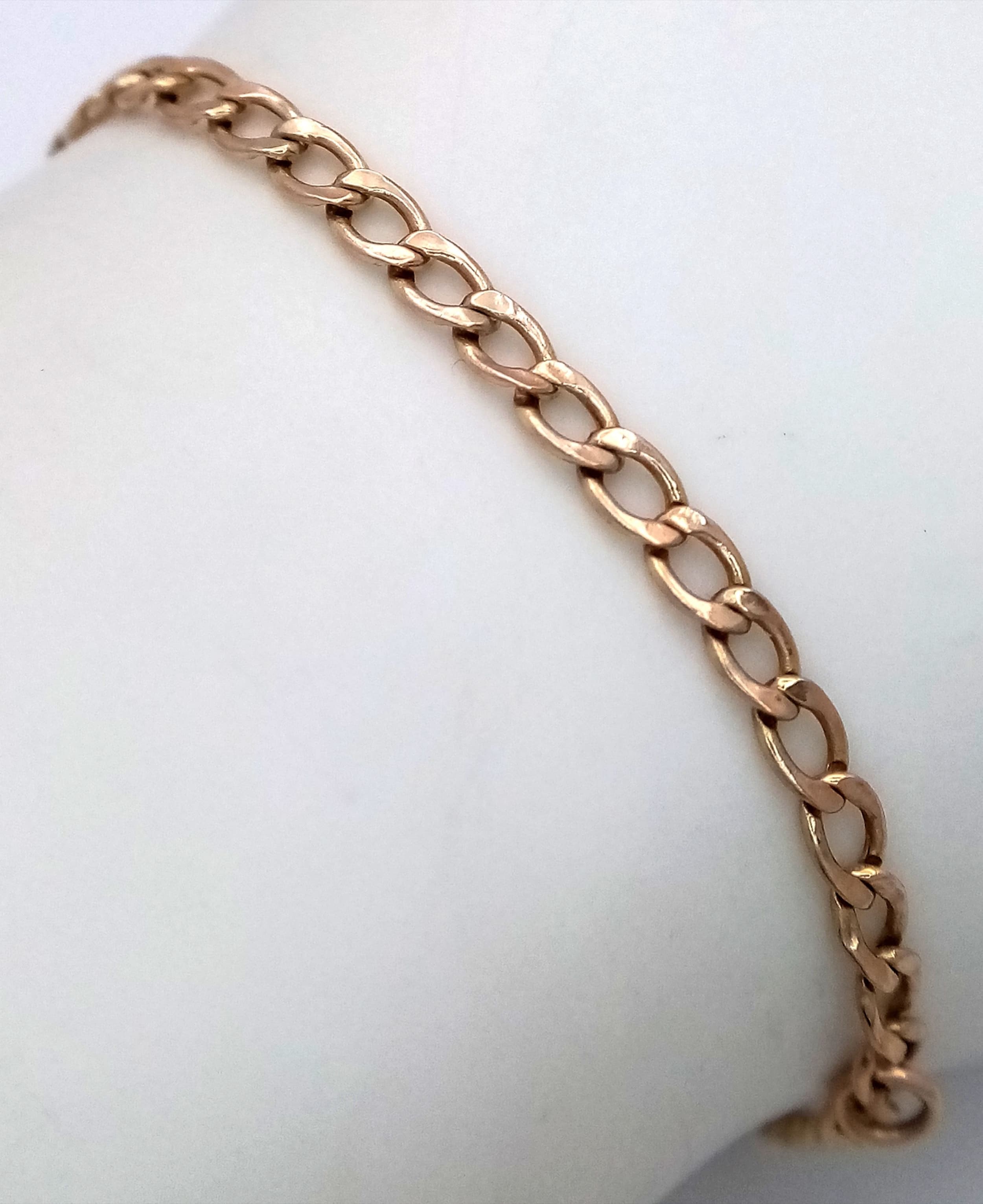 Classic 9 CARAT GOLD CURB CHAIN BRACELET. Full UK hallmark. 1.7 Grams. 19 cm. Please see pictures.