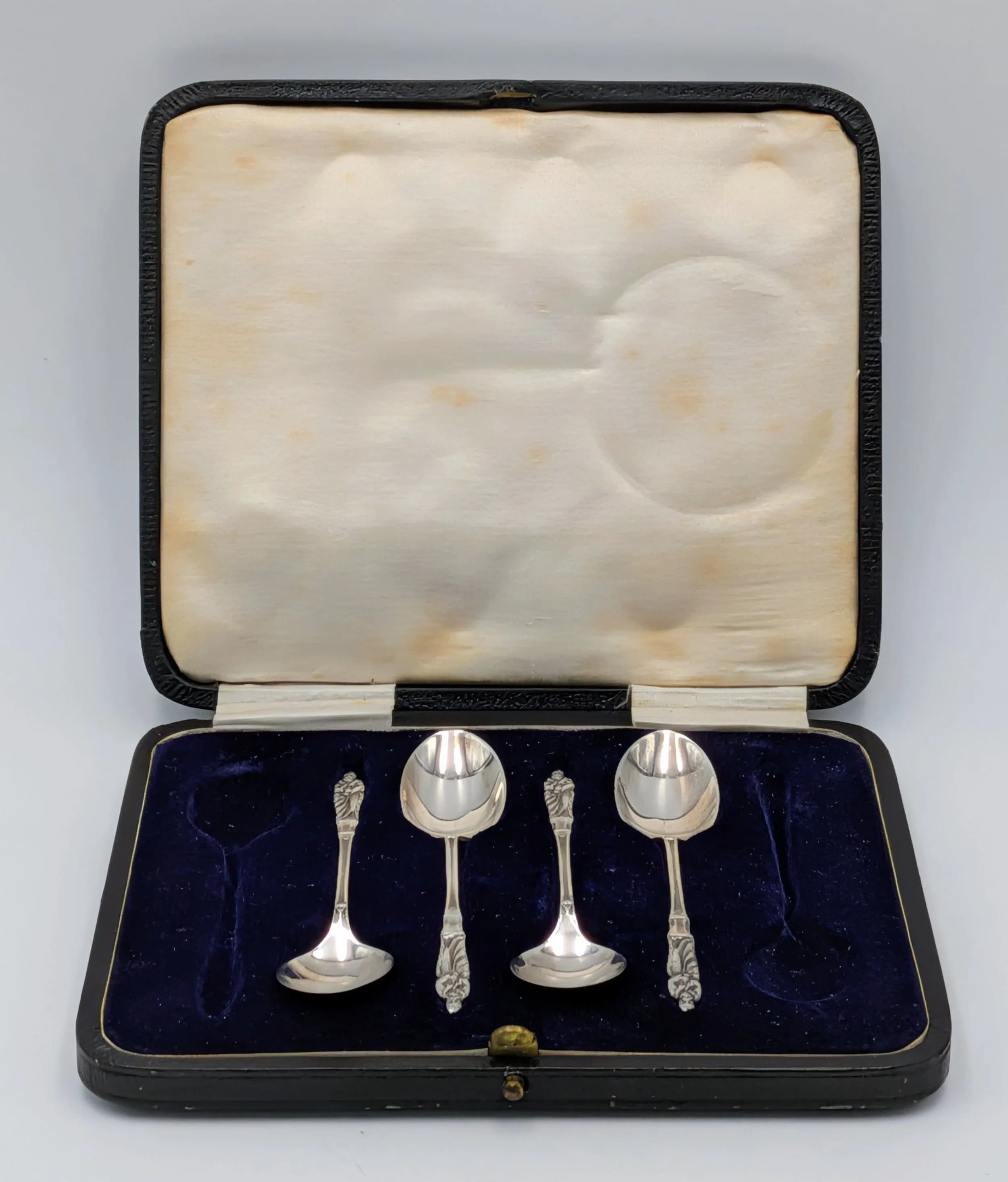 A set of 4 antique sterling silver teaspoons (missing 2). Full Sheffield hallmarks, 1922. Total weight 28.4G. Come in an original presentation case. In good condition.