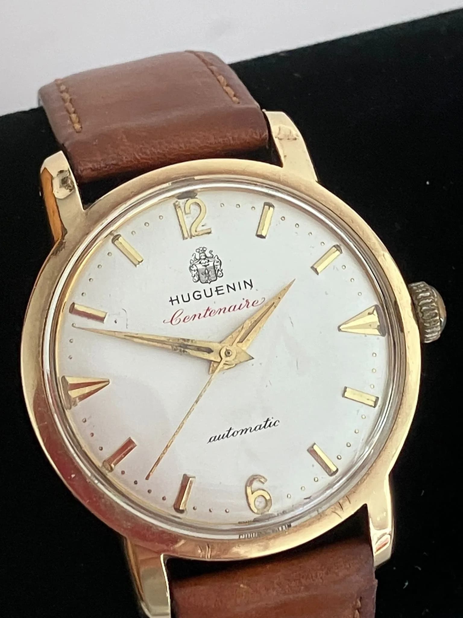 Gentleman’s vintage 14 CARAT GOLD ‘HUGUENIN’ AUTOMATIC WRISTWATCH. Brown leather strap. Full working order.
