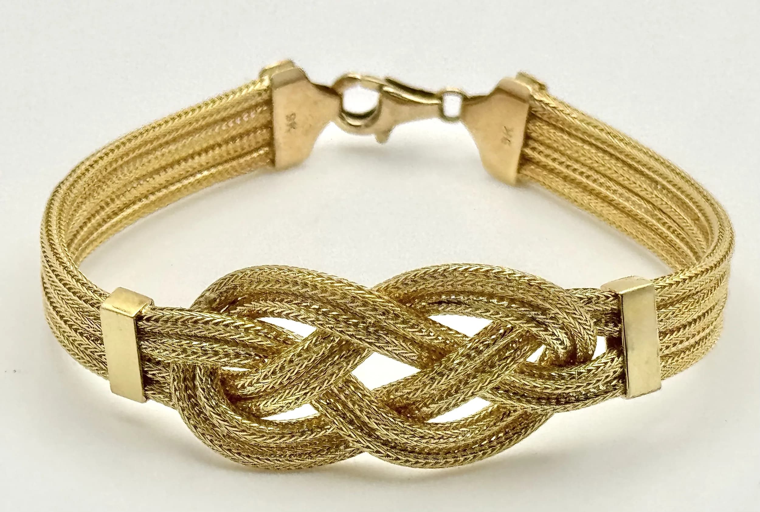 A 9K Yellow Gold Celtic Knot Bracelet. 19cm in Length. Total Weight 13.46 Grams.