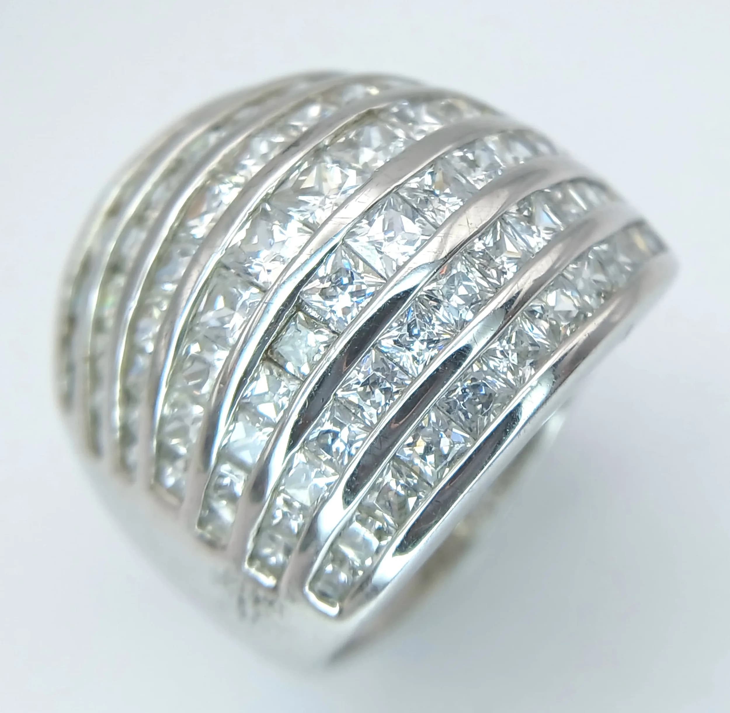 Impressive SILVER and ZIRCONIA CLUSTER RING. Size R 1/2 - S. Absolutely stunning, please see pictures.