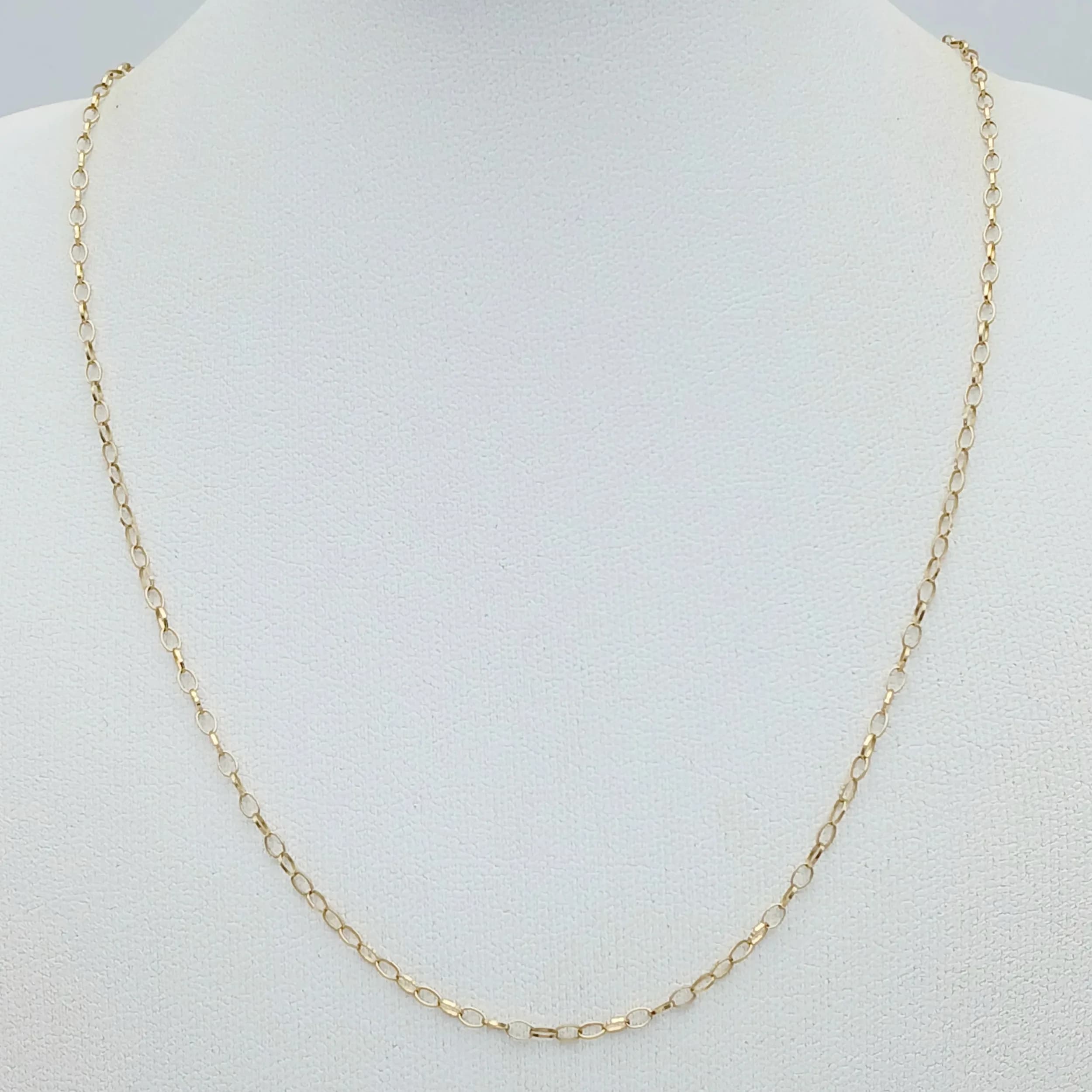 Classic 9 CARAT GOLD FINE CHAIN NECKLACE. 0.8 Grams. 40 cm. Please see pictures.