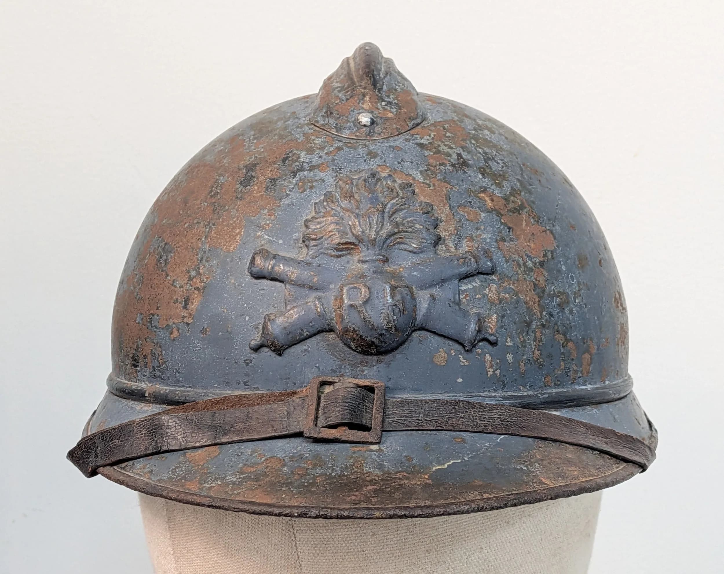 WW1 French Mle 15 Casque Adriane Helmet. Badged to the Artillery with liner and chinstrap. A very nice authentic 'been there' piece of WW1 Memorabilia.