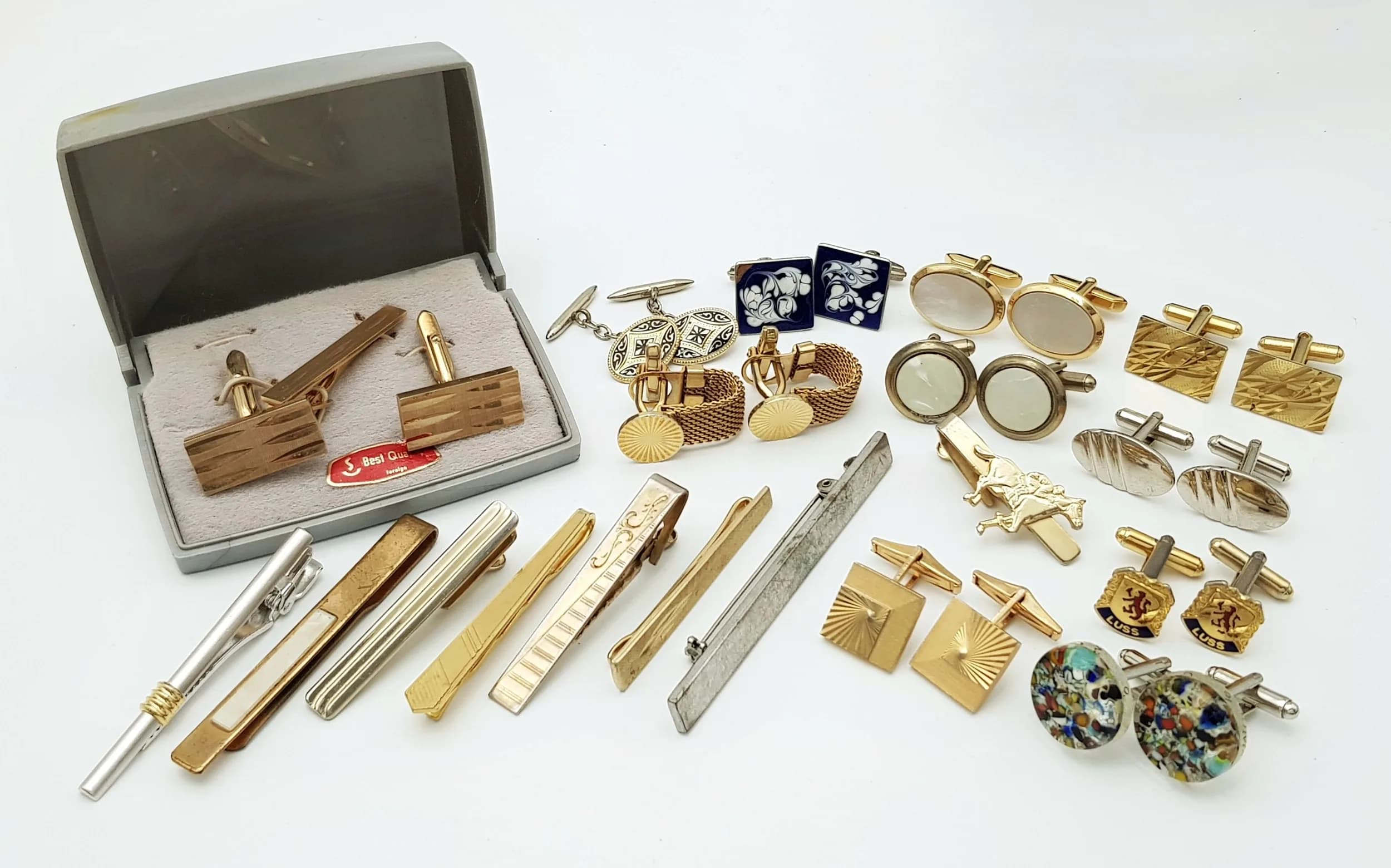Selection of Better Quality VINTAGE CUFFLINKS to include Boxed Gift Set, Mother of Pearl, Gold Tone etc, Together with TIE CLIPS . Please see pictures.
