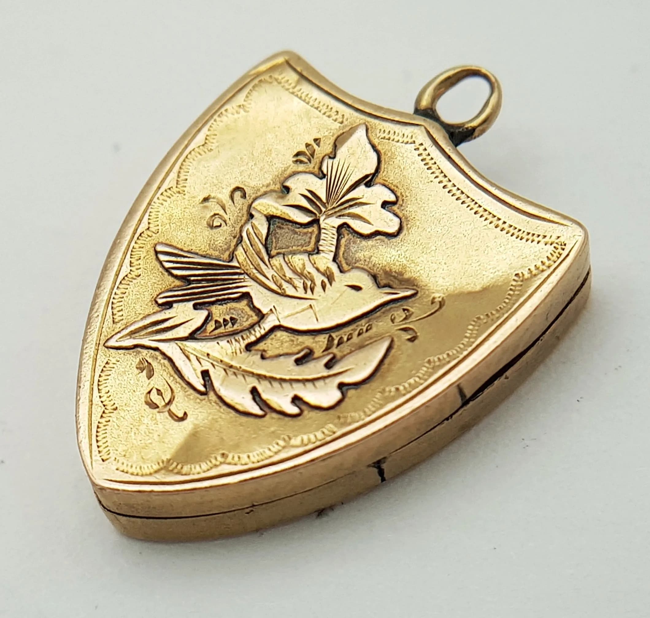A 9K YELLOW GOLD, ANTIQUE, SHIELD SHAPED LOCKET PENDANT/CHARM. 1.7G. NEEDS A JUMP RING. HALLMARKED CHESTER, 1902. SC 5016