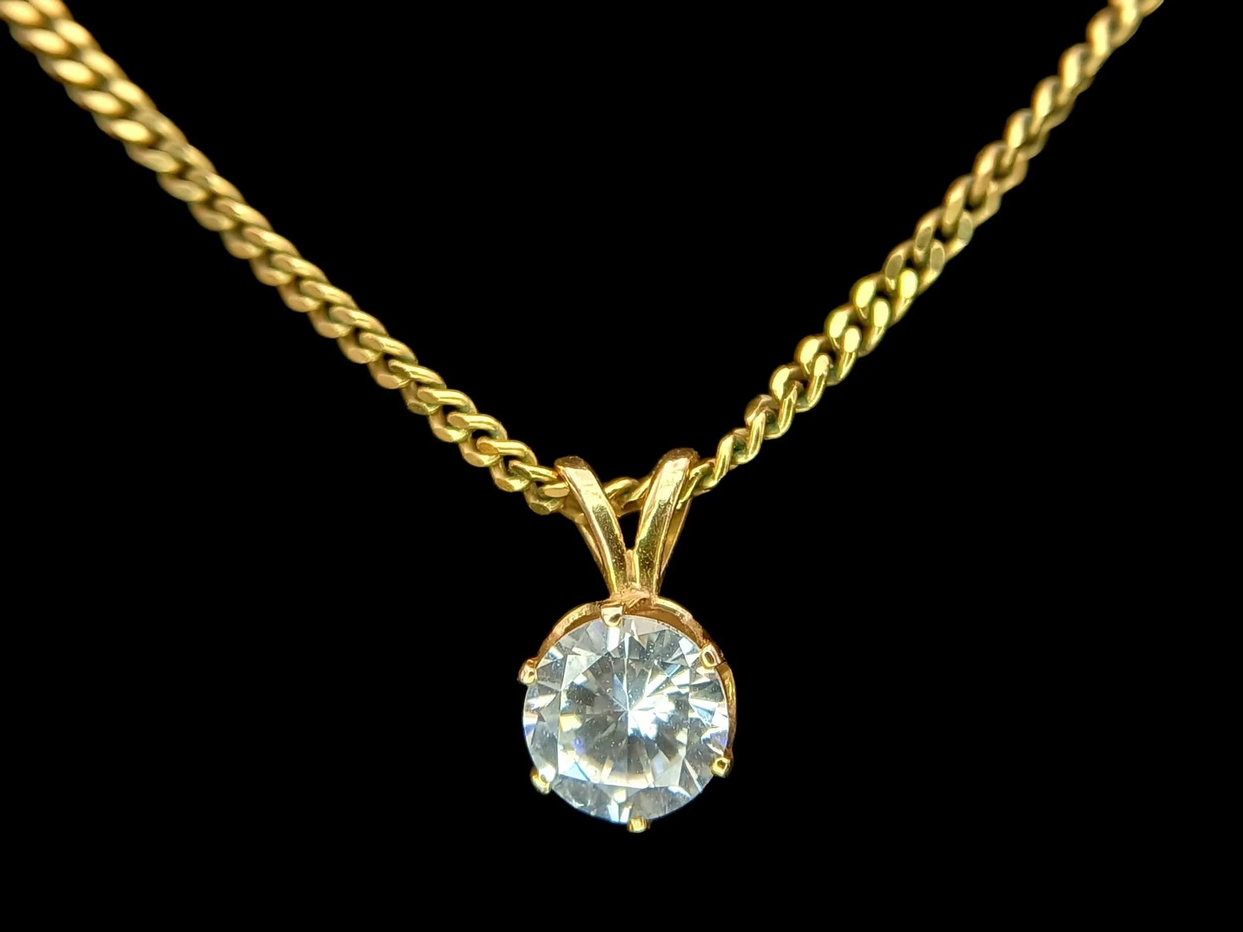 A 9K GOLD NECK CHAIN WITH A CZ PENDANT. 3.7gms 44cms