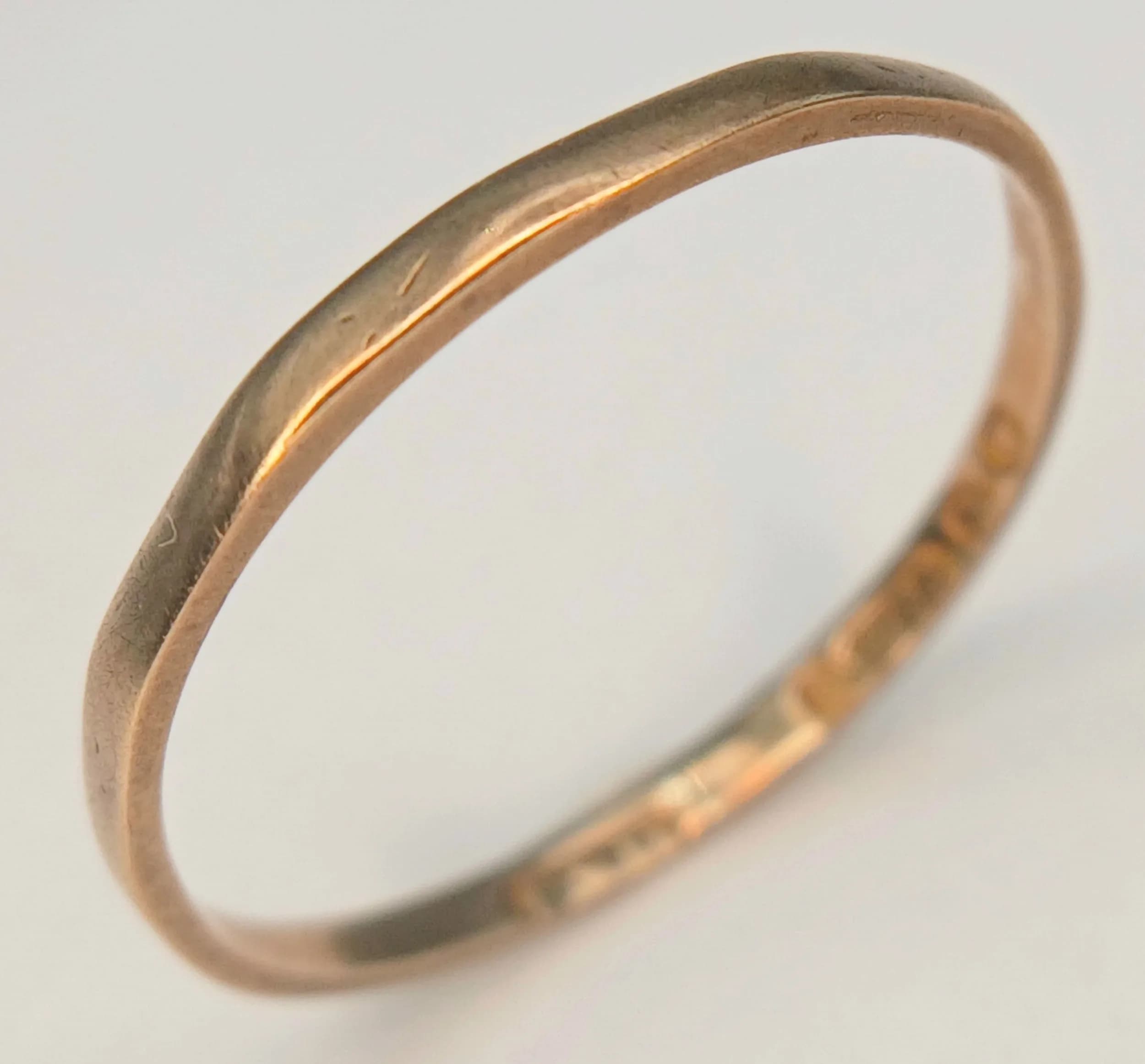 A 9K GOLD SLIM BAND RING . .7gms size M