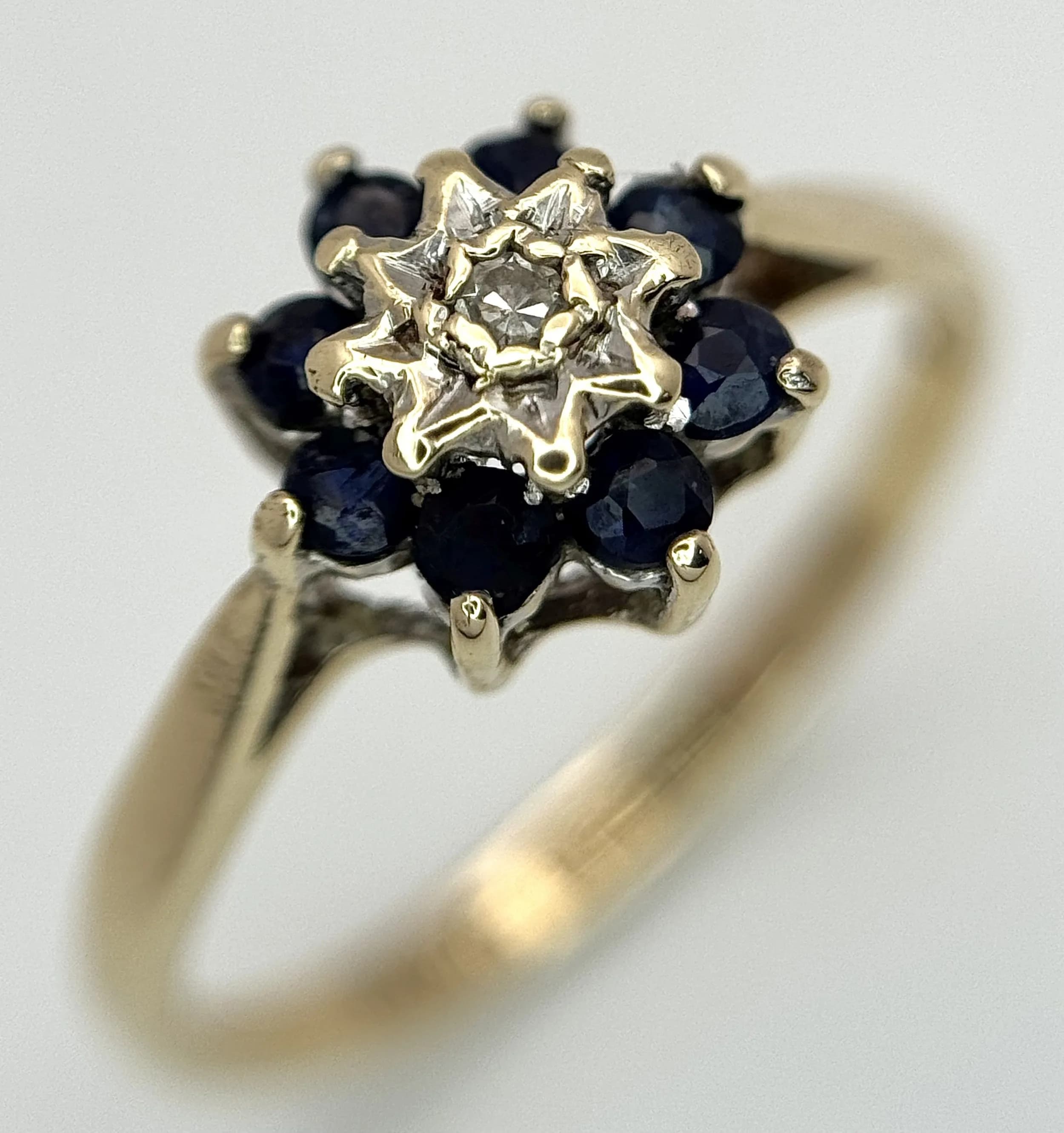 A 9K YELLOW GOLD, DIAMOND AND SAPPHIRE SET, CLUSTER RING. 1.4G, SIZE L. SC 5035