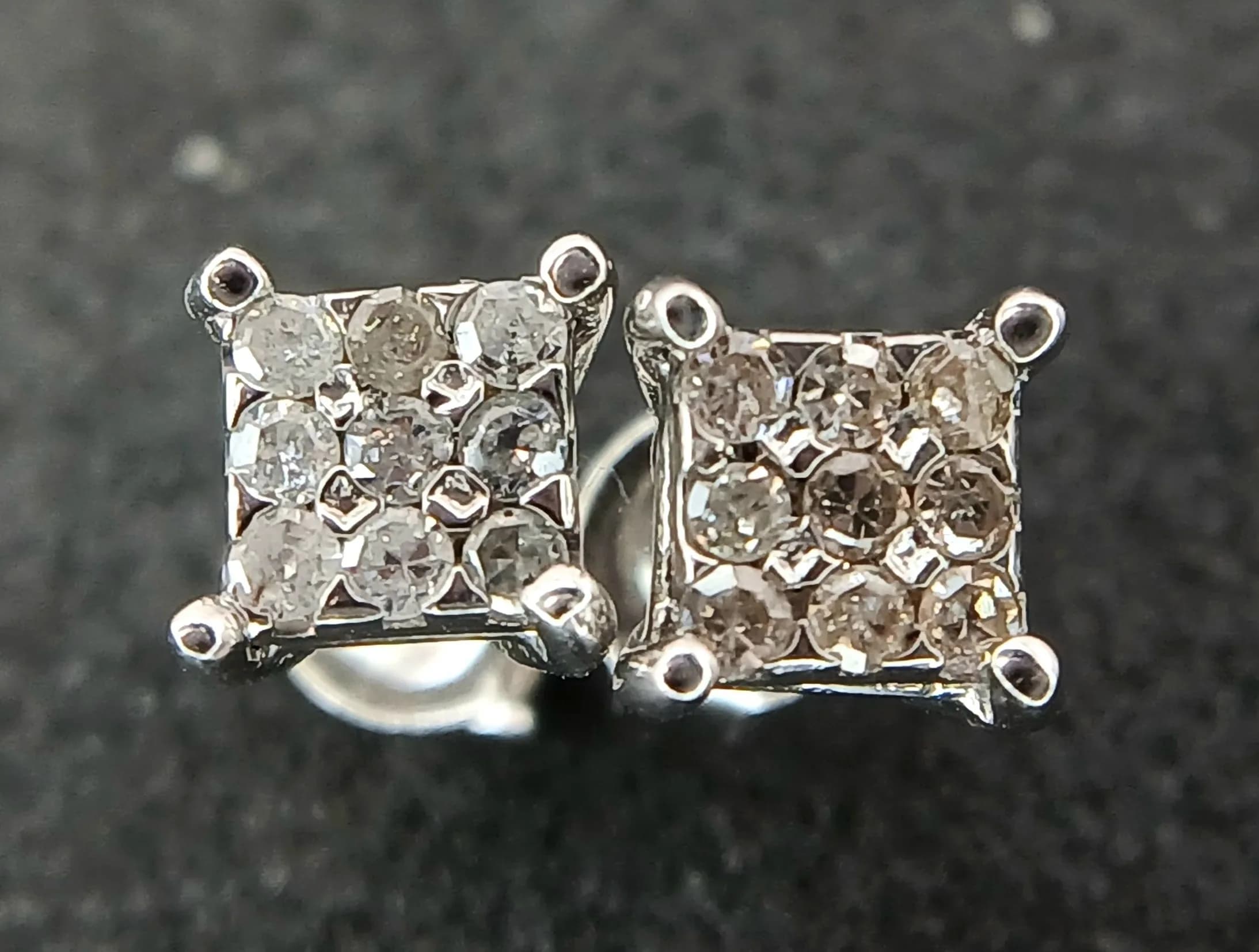 A PAIR OF 9K WHITE GOLD, DIAMOND SET, STUD EARRINGS. 0.18CTW. 1.1G. A/S RED 3