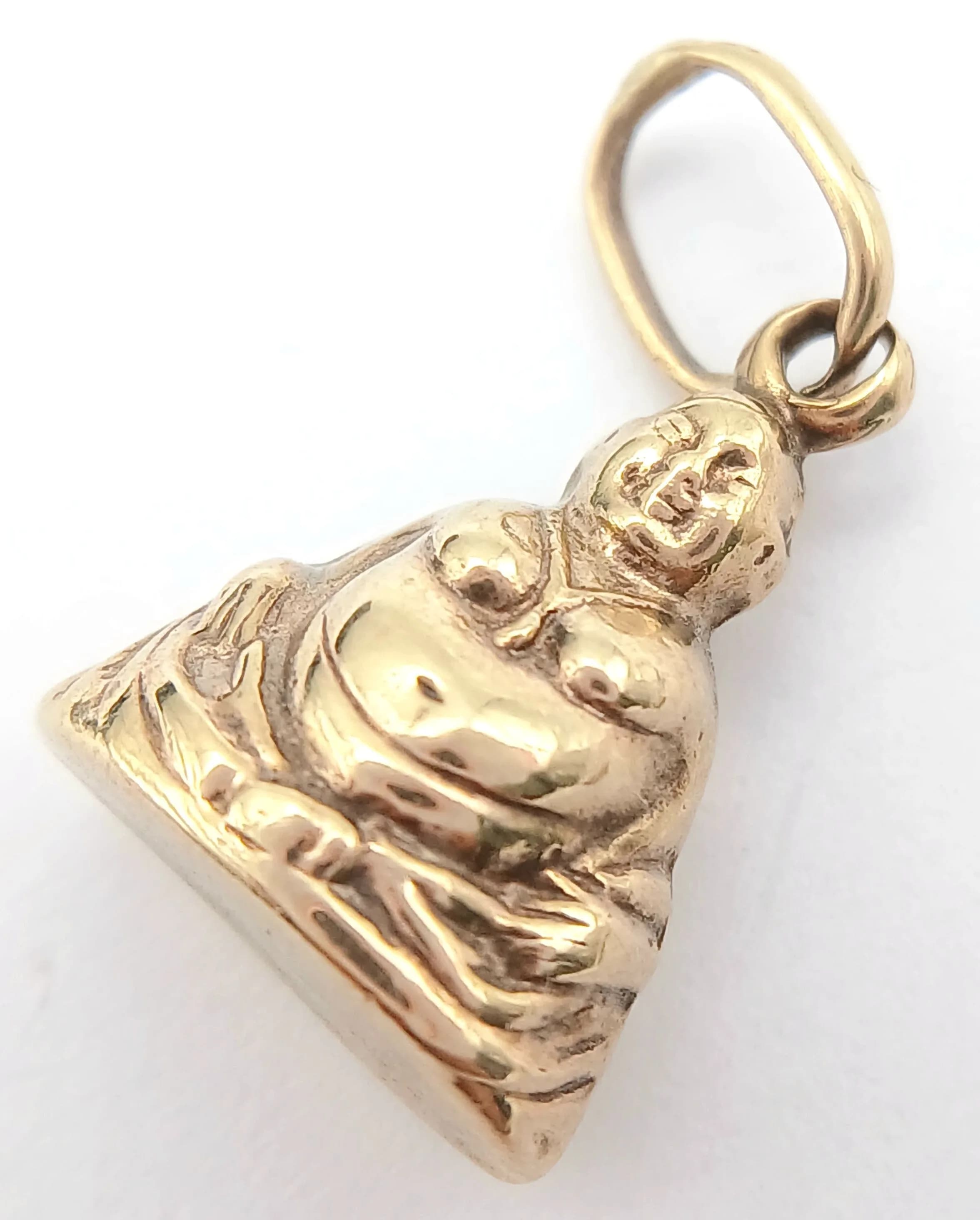 A 9K YELLOW GOLD, BUDDHA CHARM / PENDANT. 0.8G. SC 5007