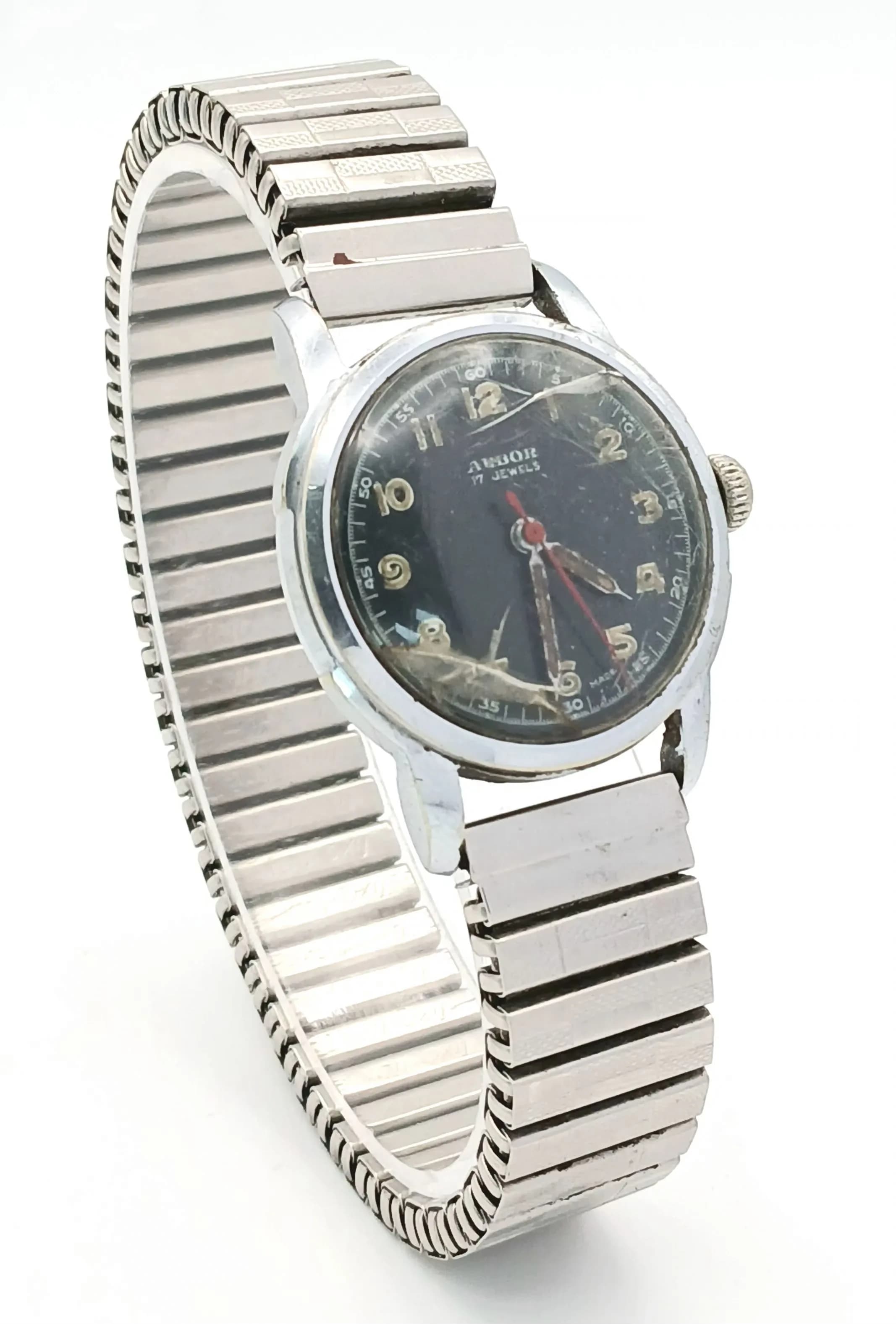 A Vintage Swiss Arbor Watch. Mechanical hand-wind. 32mm case. In working order.