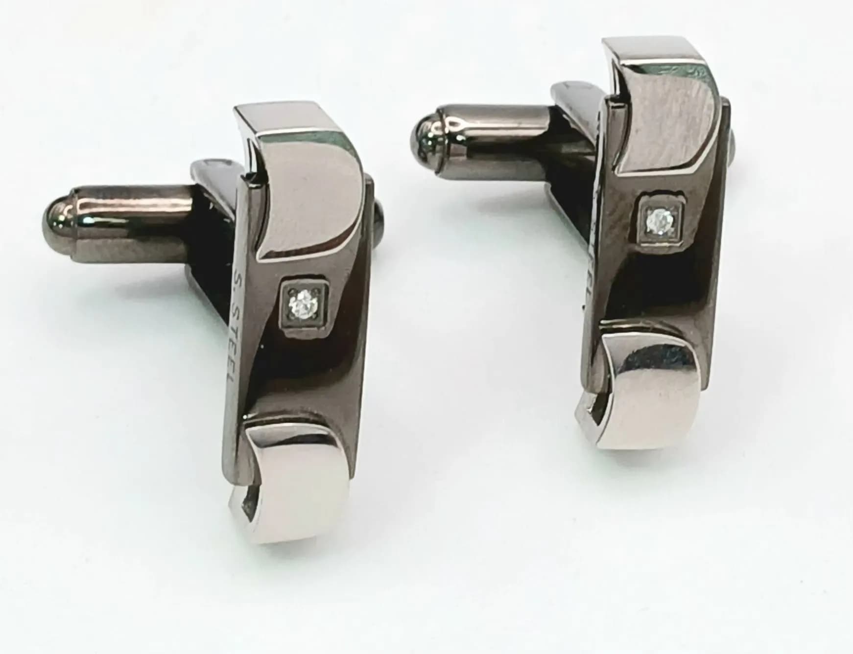 A Pair of Zoppini Designer Diamond Cufflinks. Original COA and packaging.