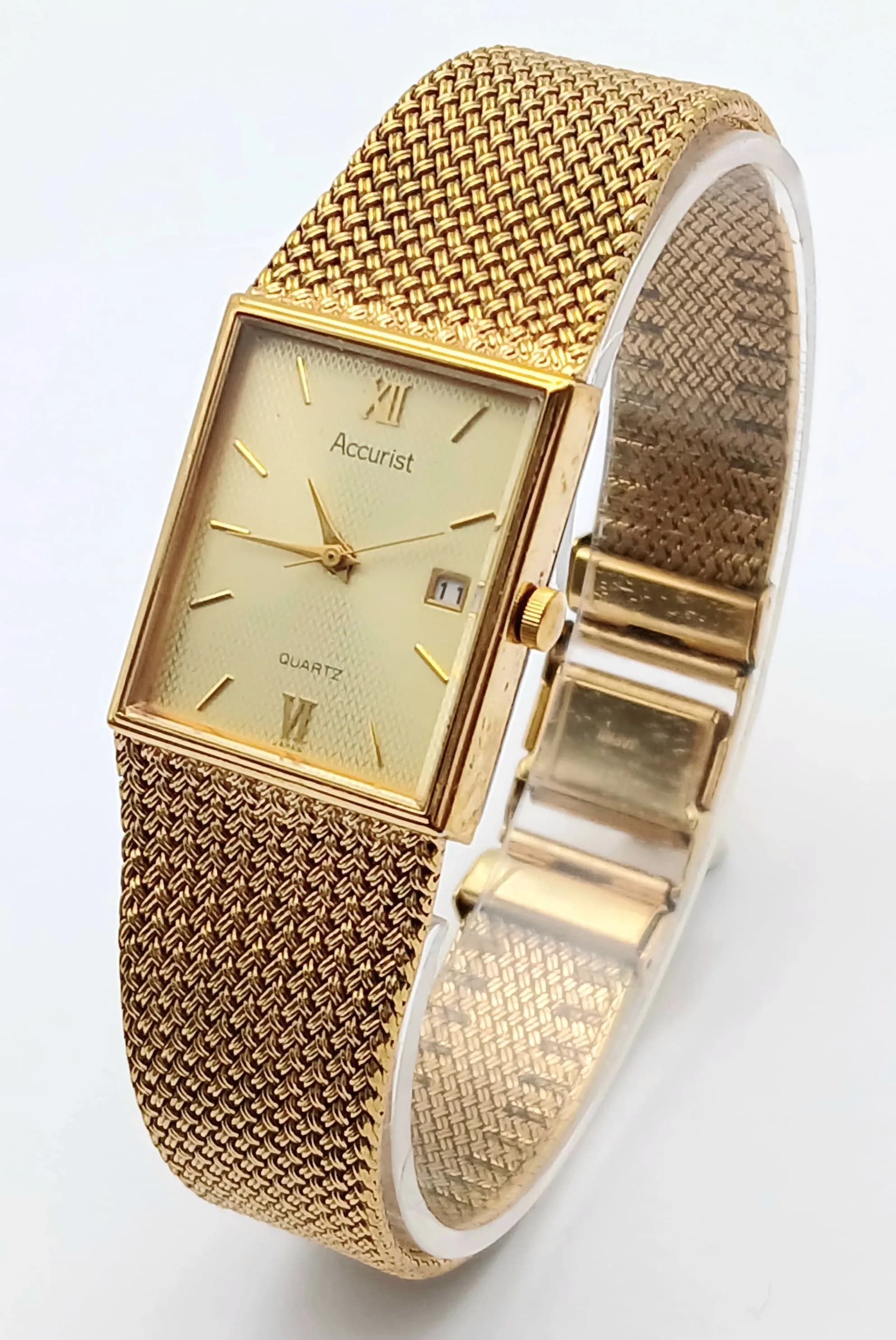 A ACCURIST, GOLD TONE, MESH DESIGN, BRACELET WATCH. CHAMPAGNE DIAL WITH DATE FUNCTION. IN FULL WORKING ORDER. NEW BATTERY FITTED RECENTLY. S/A 1683 - 3