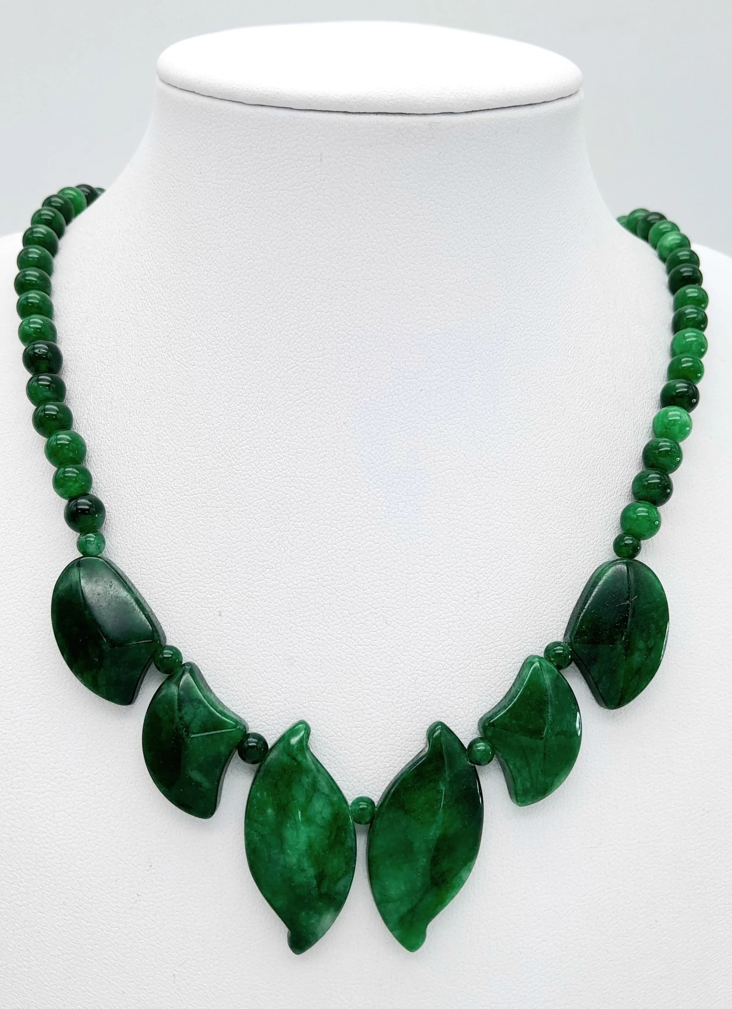 A Green Jade Necklace with Leaf Shaped Motif Decoration. 40cm.