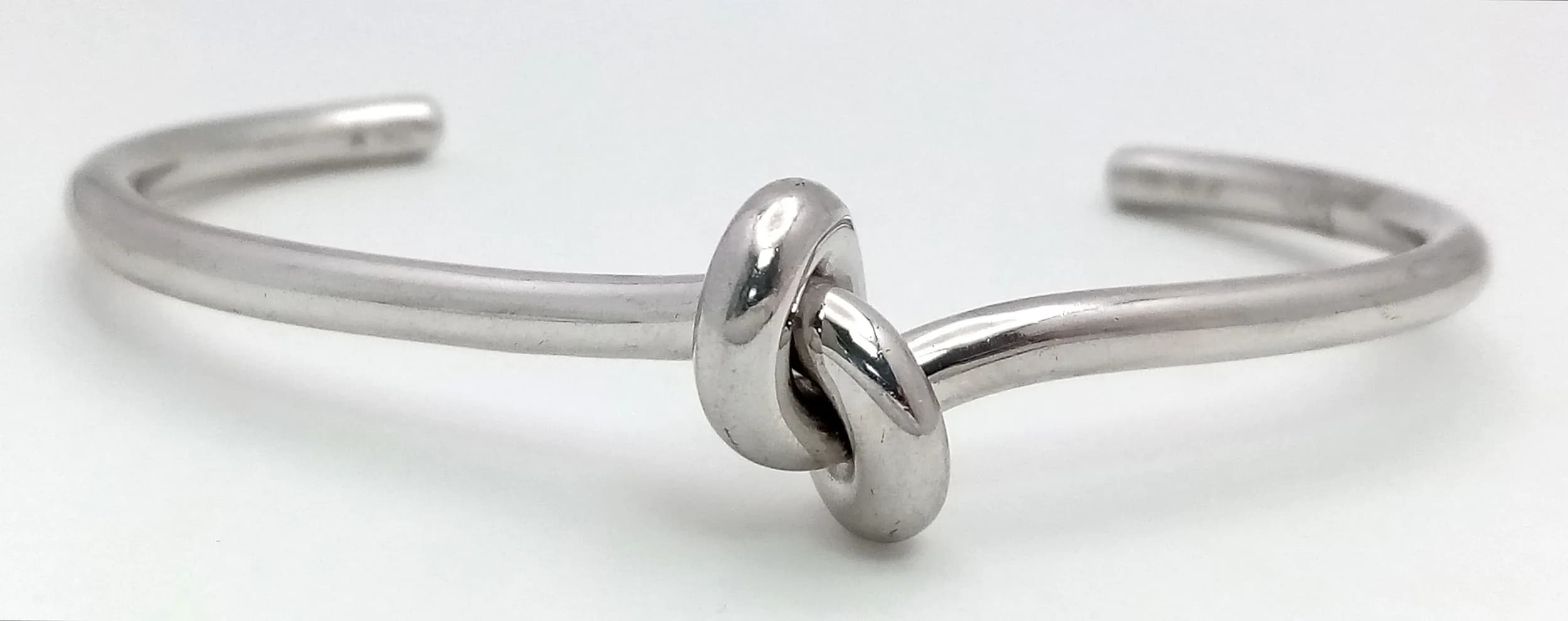 A Silver knot bangle, 23g total weight, 7cm diameter