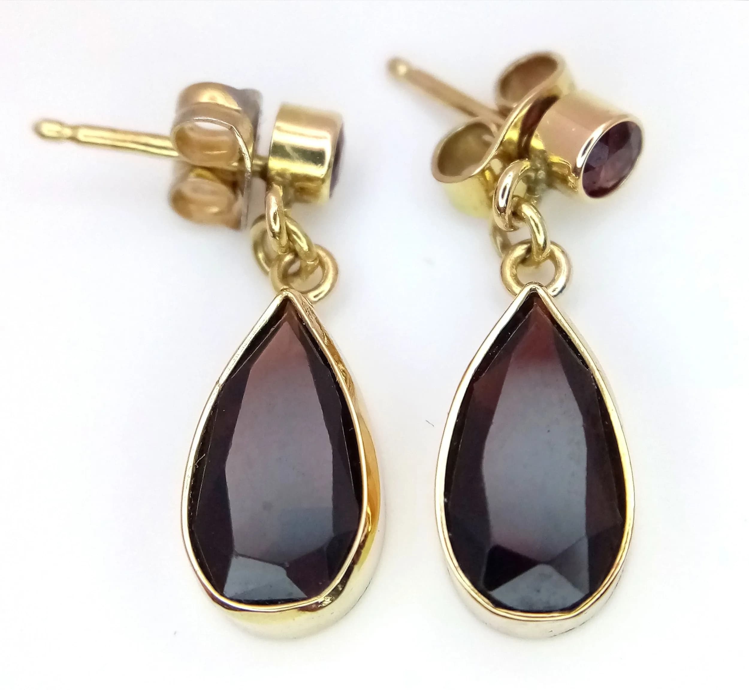A Pair of 9K Yellow Gold Garnet Drop Earrings