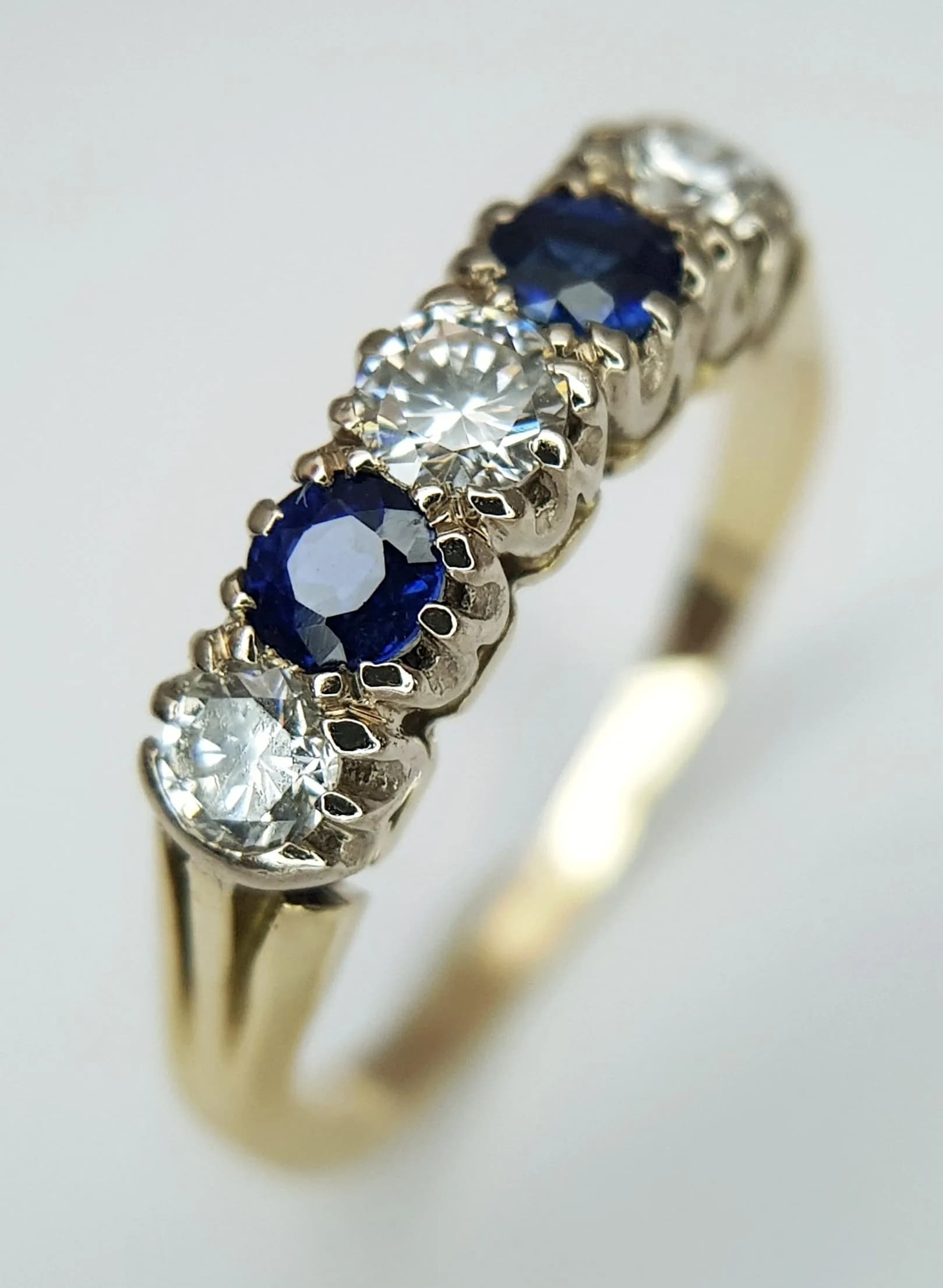 AN 18K YELLOW GOLD, DIAMOND AND SAPPHIRE, 5 STONE RING