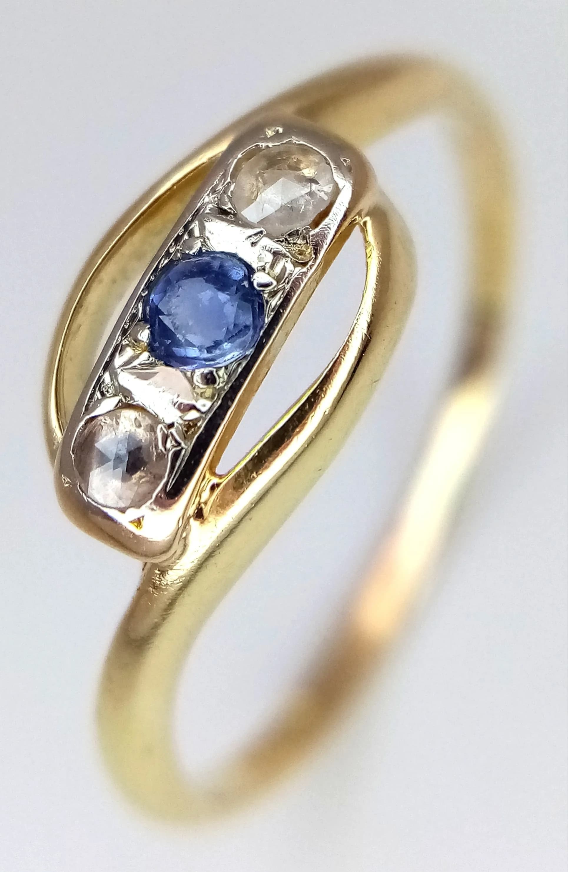AN 18K YELLOW GOLD, ANTIQUE, DIAMOND AND SAPPHIRE SET, 3 STONE TWIST RING