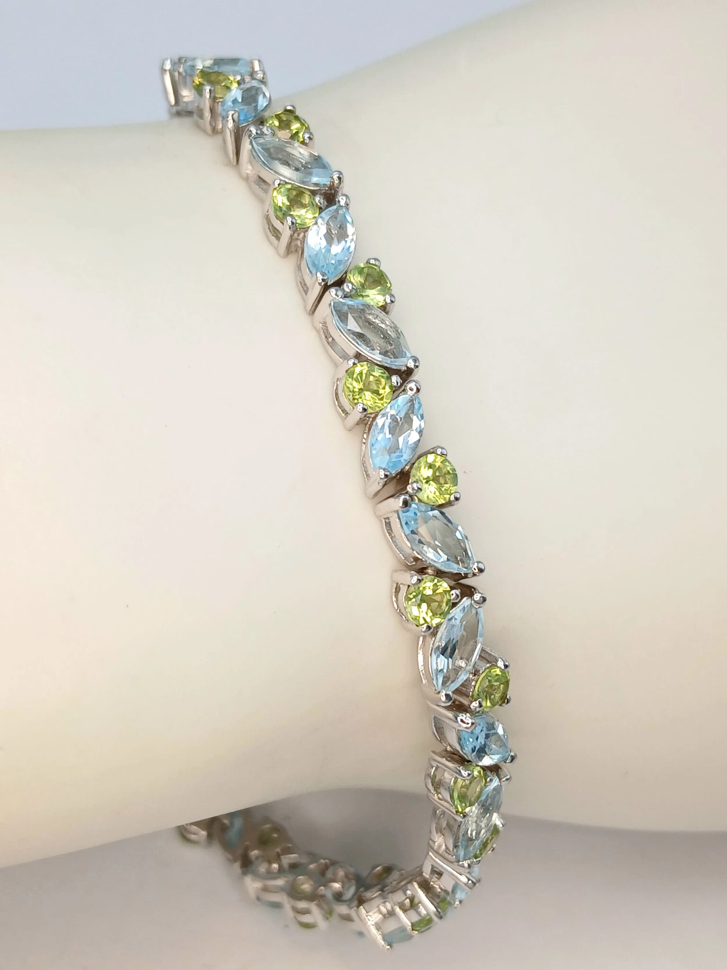 A Beautiful Sterling Silver Blue Topaz and Peridot Tennis Bracelet-19.5cm length