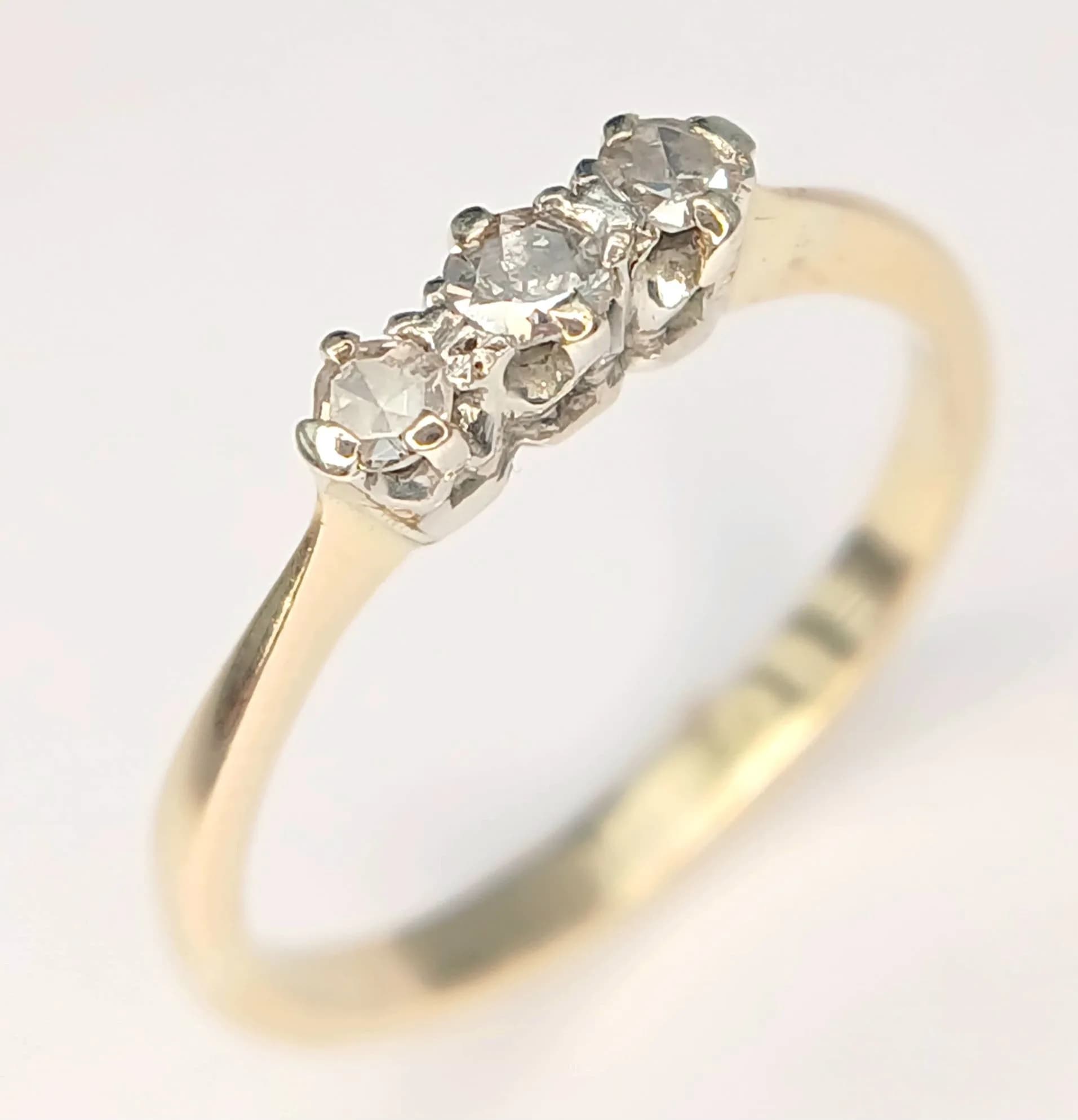 AN 18K YELLOW GOLD, DIAMOND SET, 3 STONE RING